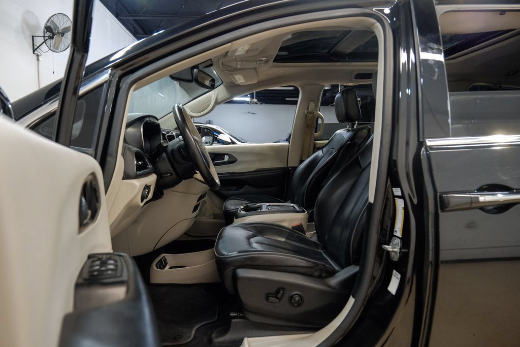 Used 2020 Chrysler Pacifica Limited FWD image 4