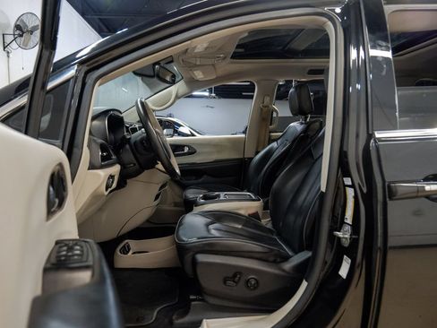 Used 2020 Chrysler Pacifica Limited FWD image 4