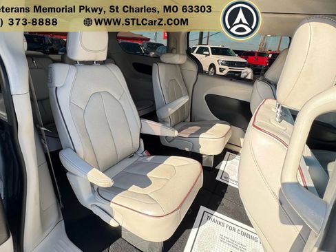 Used 2020 Chrysler Pacifica Limited FWD image 17