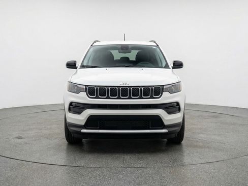 Used 2025 Jeep Compass Latitude AWD/4WD image 2