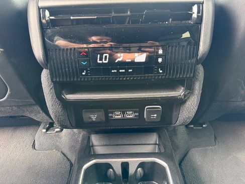 Used 2025 Jeep Wagoneer L Series II AWD/4WD image 38