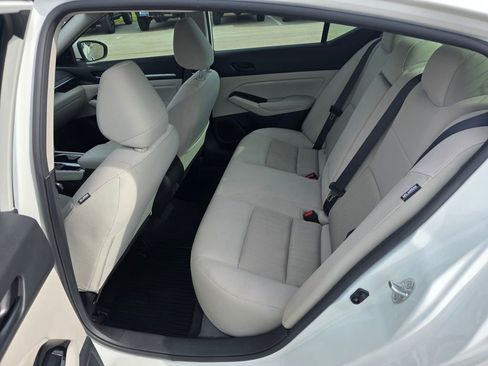 Used 2023 Nissan Altima 2.5 SV FWD image 11