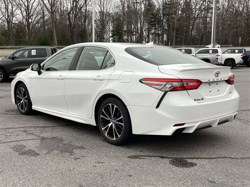 Used 2019 Toyota Camry SE image 3