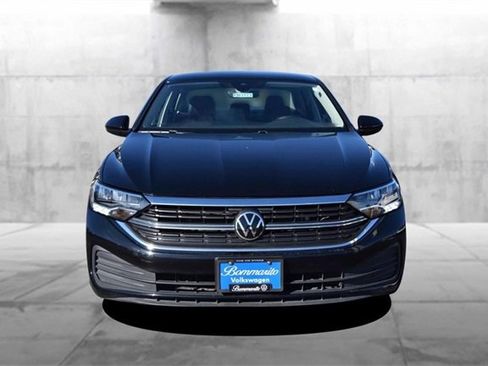 Certified 2024 Volkswagen Jetta SE image 4