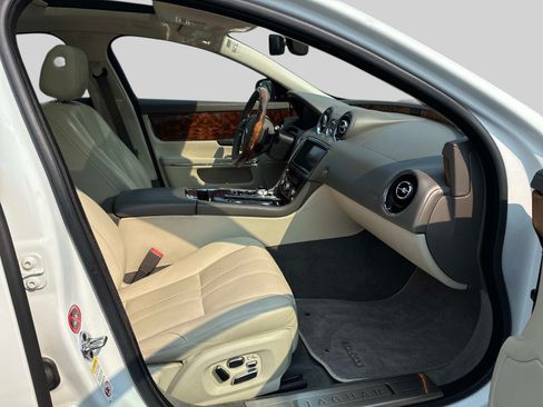 Used 2013 Jaguar XJ RWD image 9