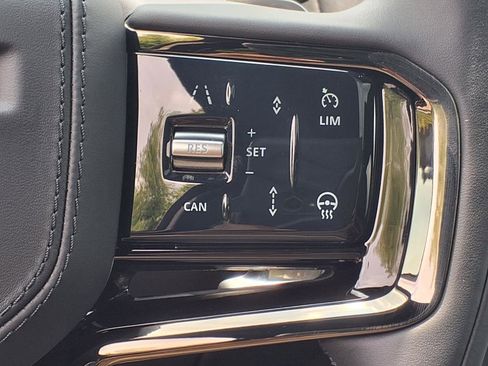 Certified 2025 Land Rover Range Rover Velar Dynamic SE image 15