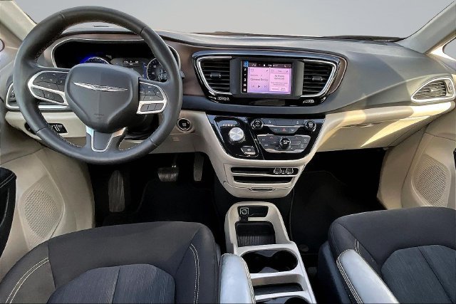 Used 2022 Chrysler Voyager LX FWD image 7