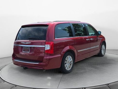 Used 2012 Chrysler Town & Country Touring-L w/ Premium Group FWD image 5
