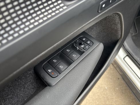 Used 2025 Volvo XC40 B5 Plus image 15