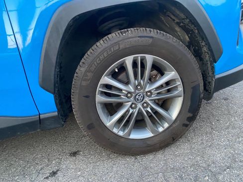 Used 2020 Toyota RAV4 LE FWD image 6