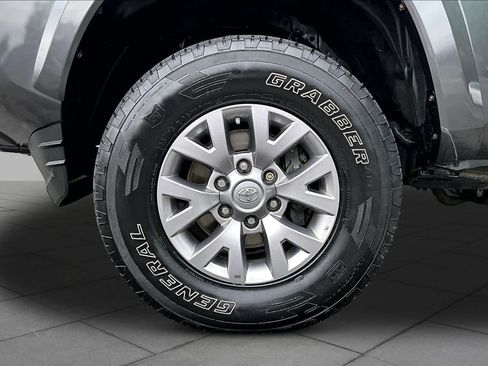 Used 2018 Toyota Tacoma SR5 AWD/4WD image 11