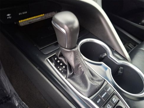 Used 2018 Toyota Camry XLE image 15