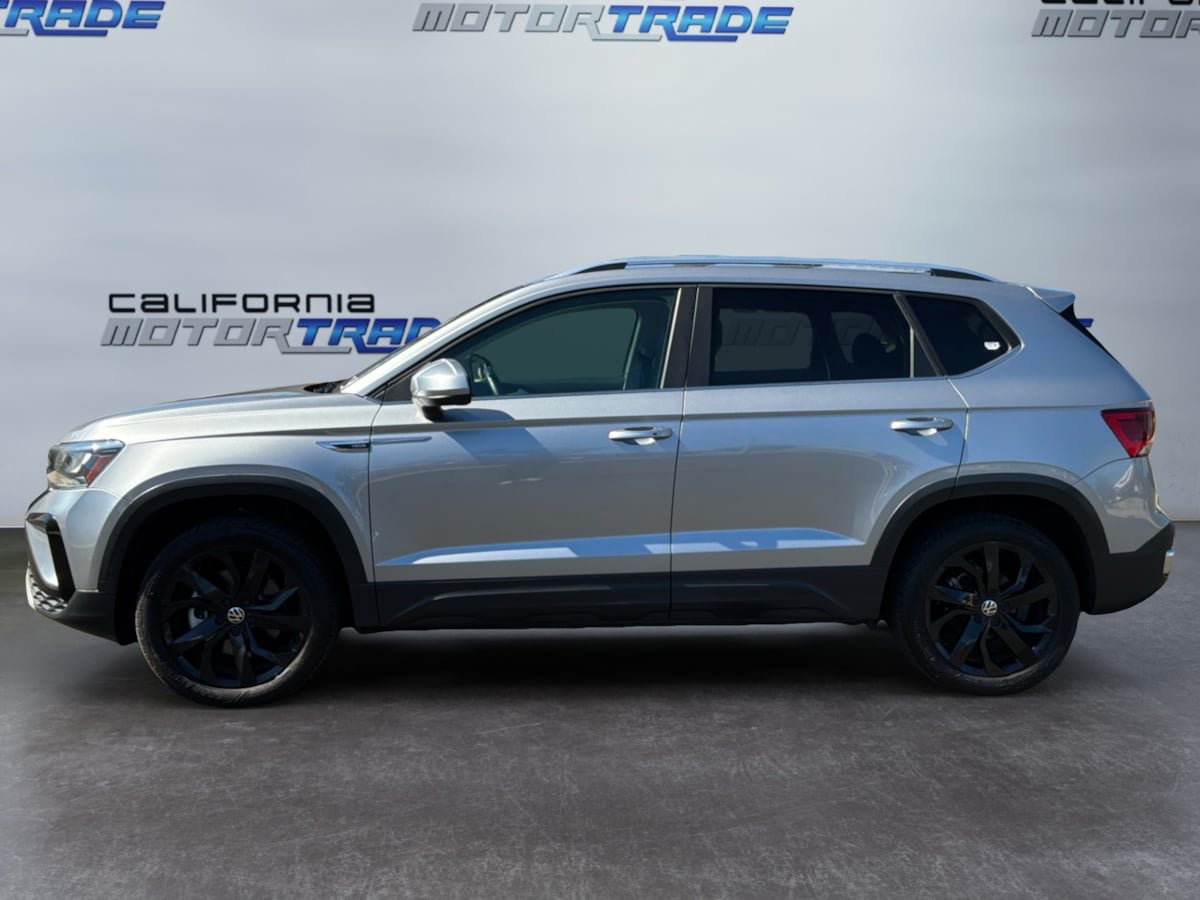 Used 2023 Volkswagen Taos SE w/ Panoramic Sunroof Package FWD image 8
