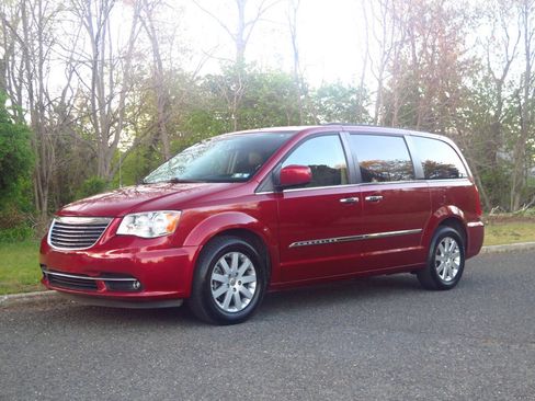 Used 2016 Chrysler Town & Country Touring w/ Driver Convenience Group FWD image 1