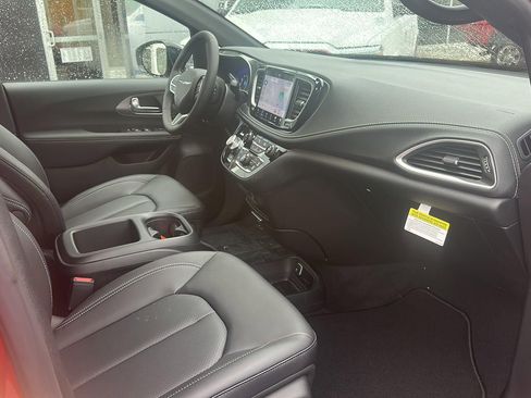 New 2026 Chrysler Pacifica Select image 5