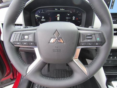 New 2025 Mitsubishi Outlander SE image 24