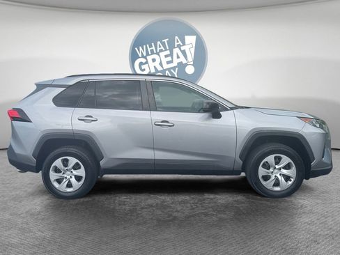 Used 2019 Toyota RAV4 LE AWD/4WD image 2