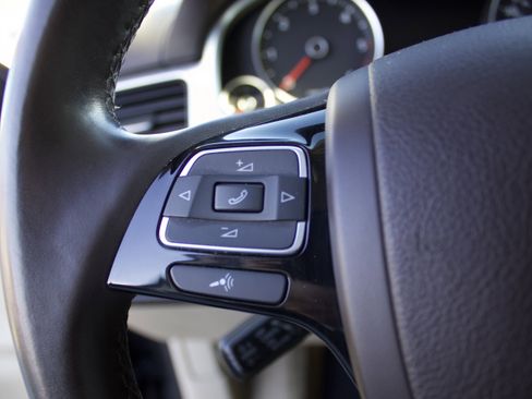 Used 2012 Volkswagen Touareg TDI image 16