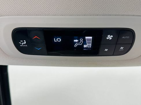 Used 2023 Chrysler Pacifica Touring-L FWD image 29