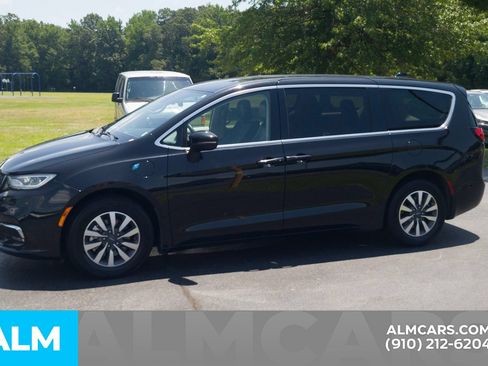 Used 2023 Chrysler Pacifica Touring-L FWD image 11