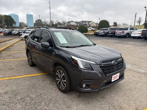 Used 2022 Subaru Forester Limited image 3