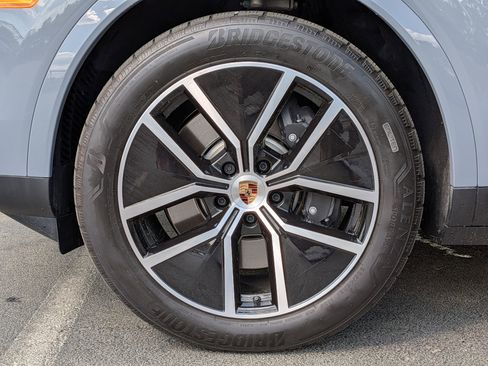 Certified 2025 Porsche Cayenne GTS AWD/4WD image 11
