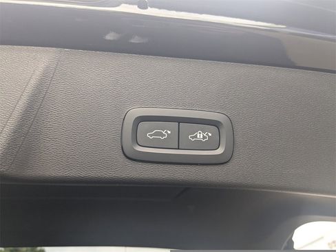 Used 2023 Volvo XC40 Recharge Ultimate image 16