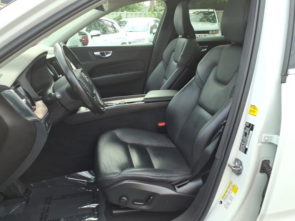 Used 2021 Volvo XC60 T5 Momentum w/ Climate Package AWD/4WD image 17