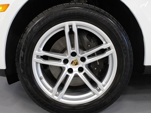 Certified 2025 Porsche Macan image 11