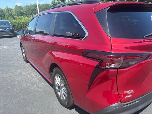 Used 2023 Toyota Sienna LE AWD/4WD image 8