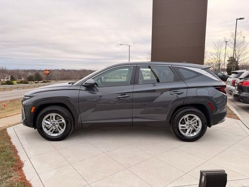 Used 2025 Hyundai Tucson SE AWD/4WD image 2