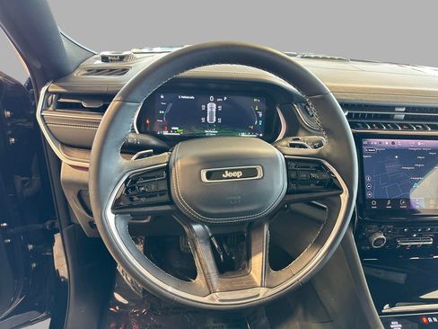 Used 2023 Jeep Grand Cherokee Overland w/ Luxury Tech Group IV AWD/4WD image 30