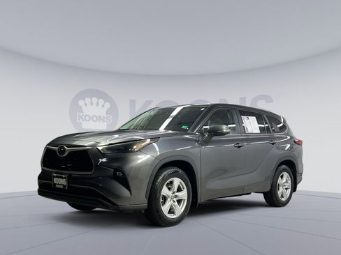 Used 2023 Toyota Highlander LE image 1