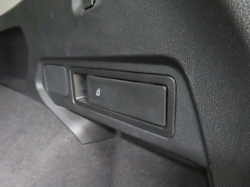 Used 2022 Volkswagen Tiguan SE image 33