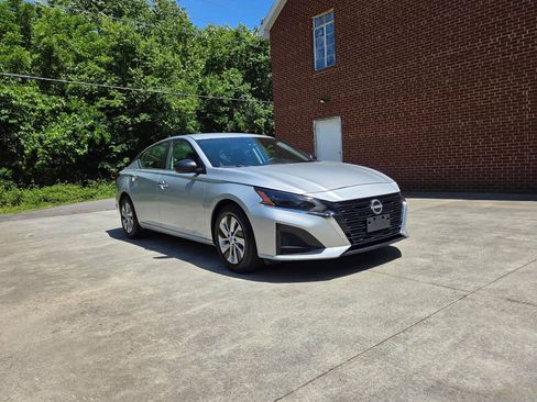 Used 2024 Nissan Altima 2.5 S FWD image 3