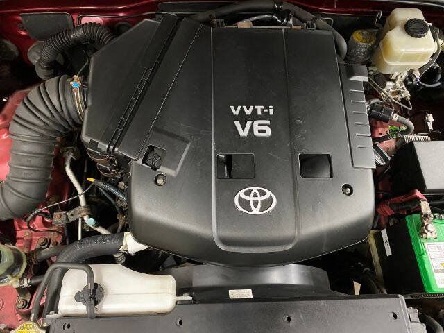 Used 2005 Toyota 4Runner SR5 AWD/4WD image 9