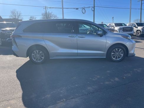 Used 2024 Toyota Sienna LE image 6