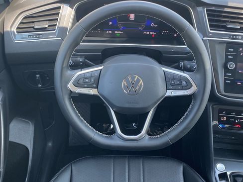 Used 2023 Volkswagen Tiguan SE w/ Panoramic Sunroof Package FWD image 5