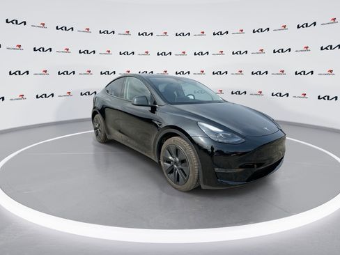 Used 2024 Tesla Model Y Long Range AWD/4WD image 2