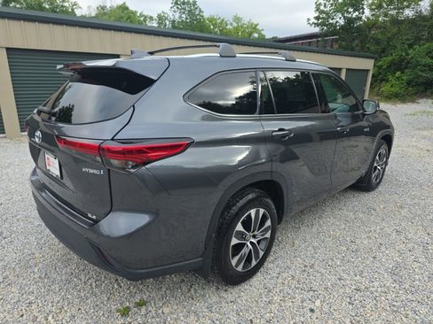 Certified 2021 Toyota Highlander XLE AWD/4WD image 6