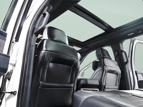 Used 2025 Ford F450 Platinum w/ FX4 Off-Road Package image 30