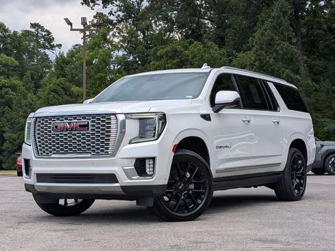 Used 2023 GMC Yukon XL Denali w/ Denali Reserve Package AWD/4WD image 4