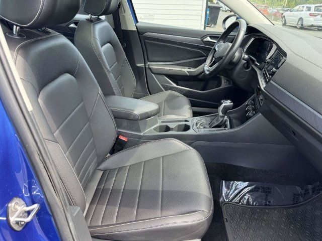 Used 2023 Volkswagen Jetta SE w/ Panoramic Sunroof Package FWD image 9