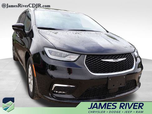 Used 2025 Chrysler Pacifica Select FWD image 12