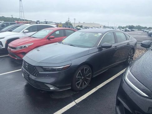 Used 2023 Honda Accord Touring image 2