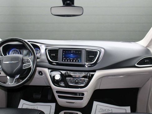 Used 2020 Chrysler Pacifica Touring-L FWD image 21