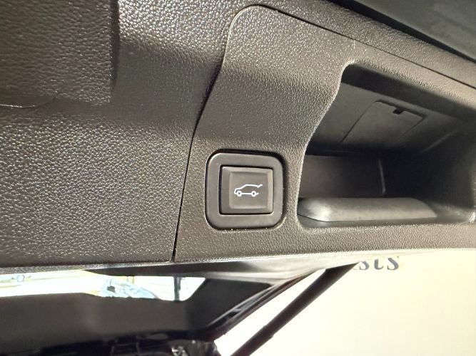 Used 2023 GMC Acadia SLT w/ Elevation Edition FWD image 32