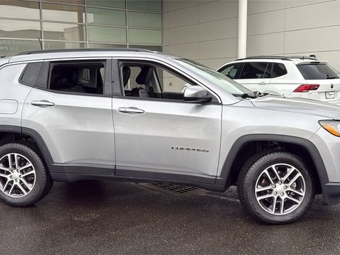 Used 2019 Jeep Compass Latitude w/ Cold Weather Group image 2