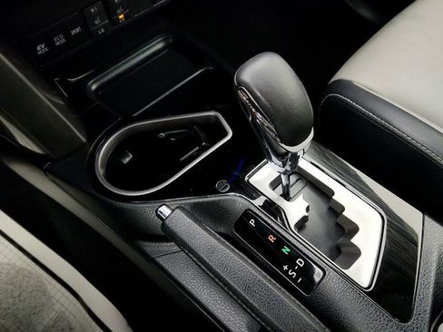 Used 2018 Toyota RAV4 Limited image 17