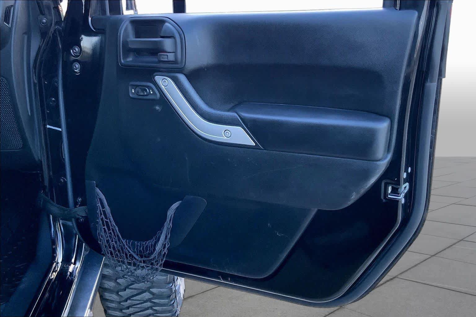 Used 2017 Jeep Wrangler Unlimited Rubicon w/ Connectivity Group AWD/4WD image 22